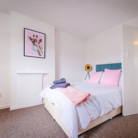 4 Bed - 2 Baths 1 Walk In Shower Lots Of Parking Ipswich Exterior photo