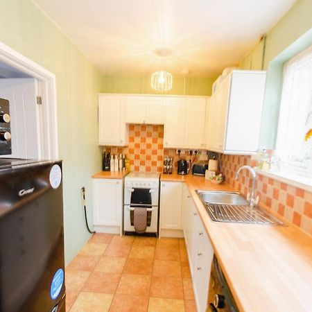 4 Bed - 2 Baths 1 Walk In Shower Lots Of Parking Ipswich Exterior photo