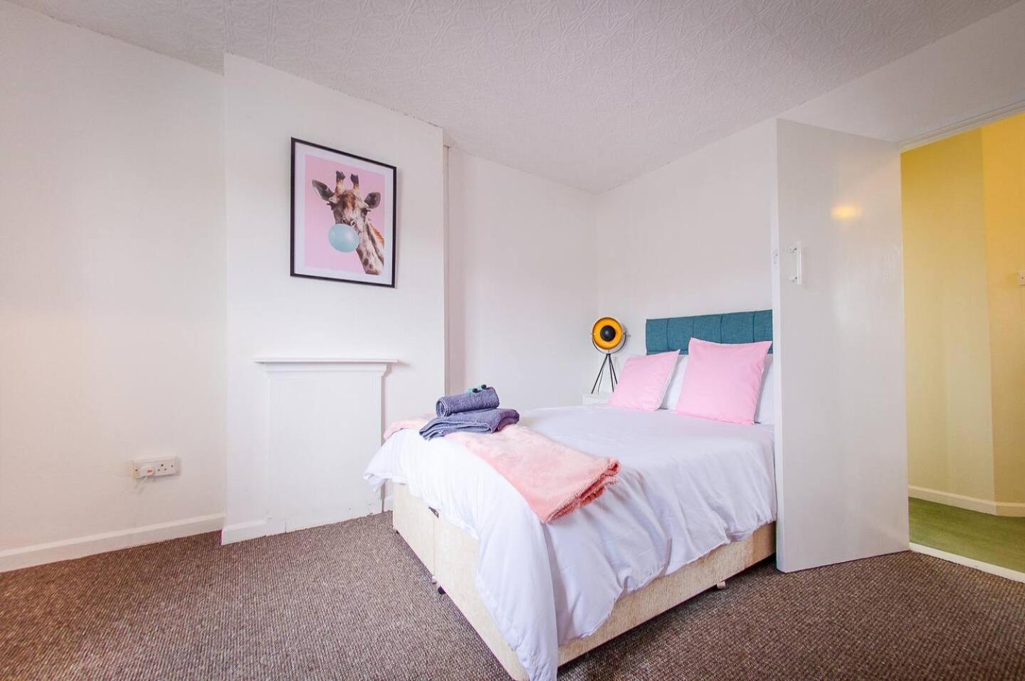 4 Bed - 2 Baths 1 Walk In Shower Lots Of Parking Ipswich Exterior photo