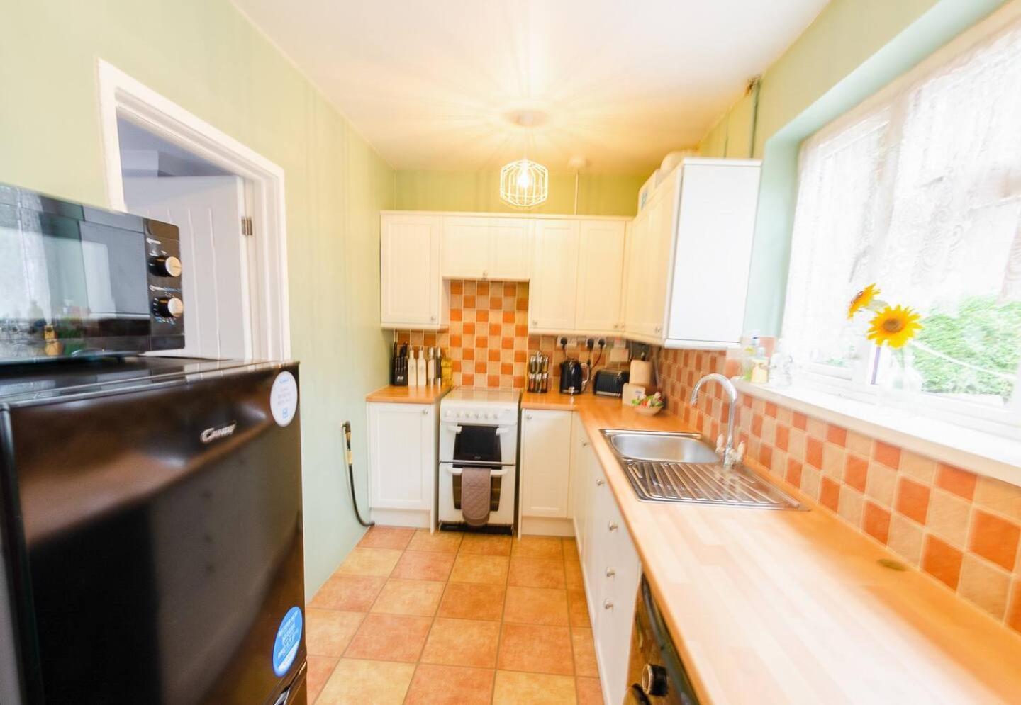 4 Bed - 2 Baths 1 Walk In Shower Lots Of Parking Ipswich Exterior photo