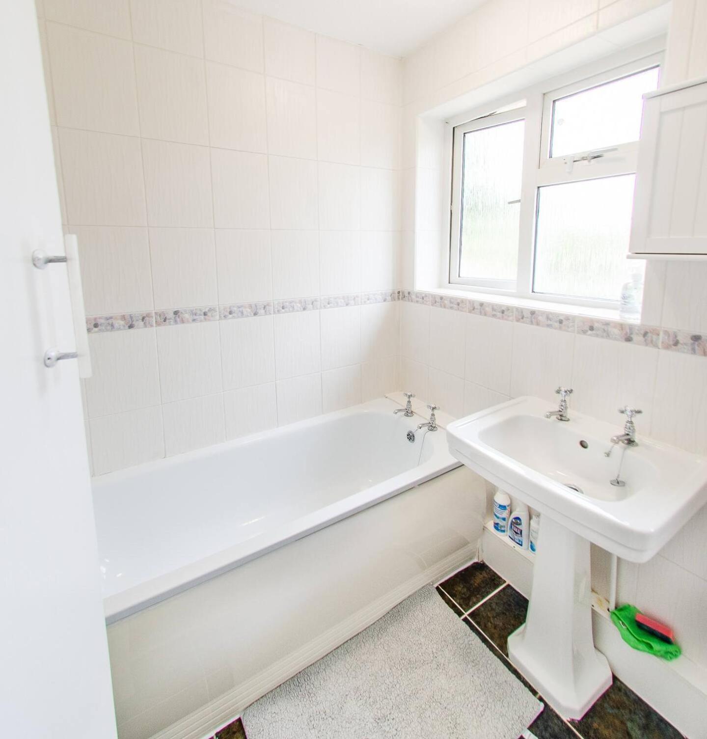 4 Bed - 2 Baths 1 Walk In Shower Lots Of Parking Ipswich Exterior photo