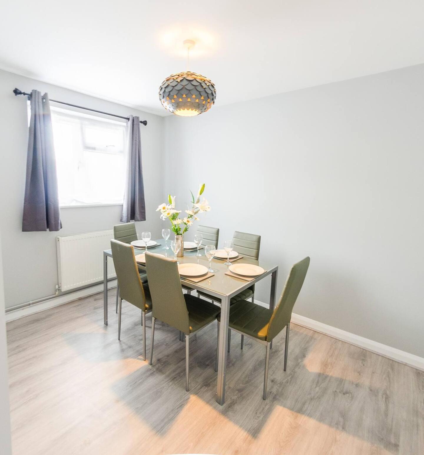 4 Bed - 2 Baths 1 Walk In Shower Lots Of Parking Ipswich Exterior photo